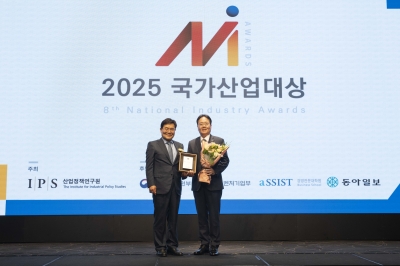 이영호 에쓰오일 영업전략부문장(오른쪽)이 17일 열린 '2025 국가산업대상' 시상식에서 박기찬 산업정책연구원 원장과 기념 촬영을 하고 있다.[사진=에쓰오일]