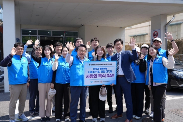안병길 안병길 해진공 사장, 김성진 부산희망드림센터 센터장이 KOBC 바다사랑 봉사대원과 함께 부산희망드림센터 앞에서 기념촬영을 하고 있다. 사장, 김성진 부산희망드림센터 센터장이 KOBC 바다사랑 봉사대원과 함께 부산희망드림센터 앞에서 기념촬영을 하고 있다.
