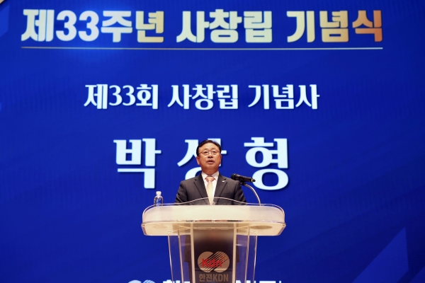 한전KDN 창립 33주년 기념사를 전하고 있는 박상형 사장.