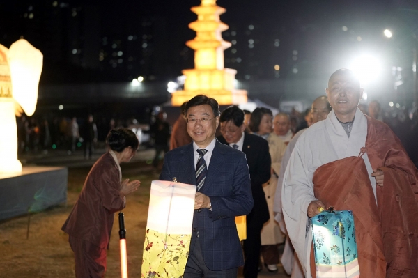 신상진 성남시장이 연등행사 참여자들과 함께 등을 들고 행진을 하고 있다.
