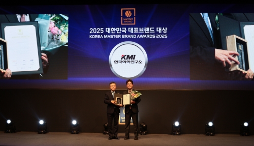이광엽 KMI 한국의학연구소 전무이사(사진 오른쪽)가 지난 16일 서울 신라호텔에서 열린 '2025 대한민국 대표브랜드 대상' 시상식에서 건강 검진센터 부문 대상을 수상하고 있다.