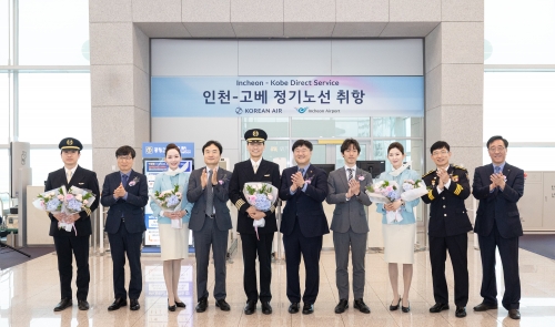 최정호 대한항공 부사장(오른쪽에서 다섯 번째), 고광호 대한항공 여객사업본부장(오른쪽에서 첫 번째), 이상용 인천국제공항공사 신사업본부장(왼쪽에서 네 번째), 시미즈 유이치 일본정부관광국 서울사무소장(오른쪽에서 네 번째) 등 주요 관계자들이 KE731편 운항·객실 승무원들과 기념사진을 촬영하는 모습.