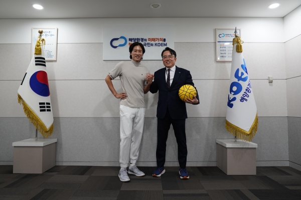'영원한 코트의 황태자'로 대중에게 사랑받고 있는 우지원이 17일 해양환경공단을 방문했다.(사진제공=해양환경공단)