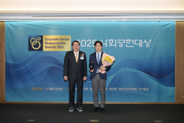 (좌측부터) 김영수 디지틀조선일보 대표이사, (우측) 강현응 입학홍보처장