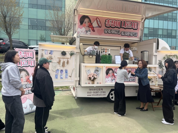 수원여자대학교(총장 이난경)가 중간고사를 앞두고 시험공부로 지친 재학생들을 격려하기 위해 '총장이 나르샤' 커피차 간식 이벤트를 진행하며 재학생들을 응원했다.