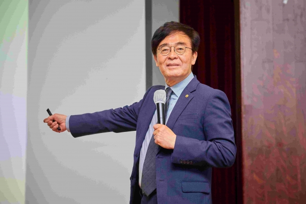 조명우 인하대 총장이 '인하와 인천' 특강에서 강연을 진행하고 있다.