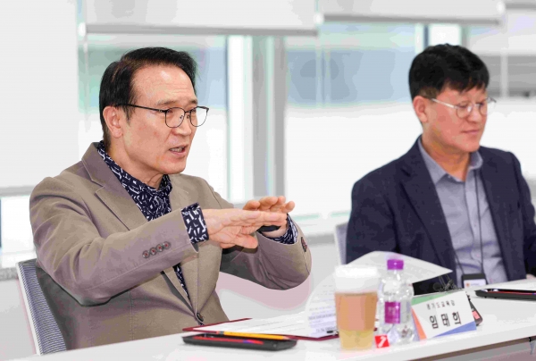 임태희 경기도교육감이 18일 경기도교육청에서 전국학교비정규직연대회의 경기지부장들을 만나 교육공무직원의 근무환경과 처우 개선을 위한 심도 있는 면담을 진행했다.