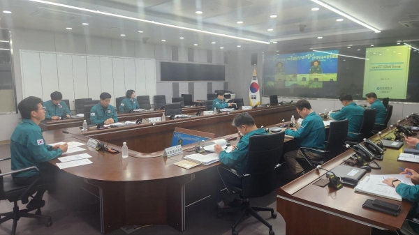인천시(시장 유정복)는 4월 17일 인천시청 재난영상회의실에서 '지반침하 관련 현황 점검 및 대책 마련을 위한 긴급회의'를 개최하고 최근 잇따라 발생하는 지반침하 사고에 대한 예방 대책과 개선 방안을 논의했다고 밝혔다.