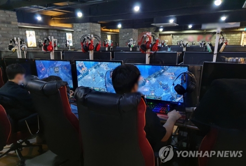 서울 마포구의 한 PC방에서 게임을 하고 있는 10대 청소년들