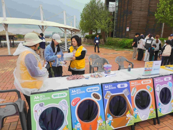 인천환경공단 시민환경해설사가 시민들에게 올바른 분리배출에 대해 설명하고 있다.