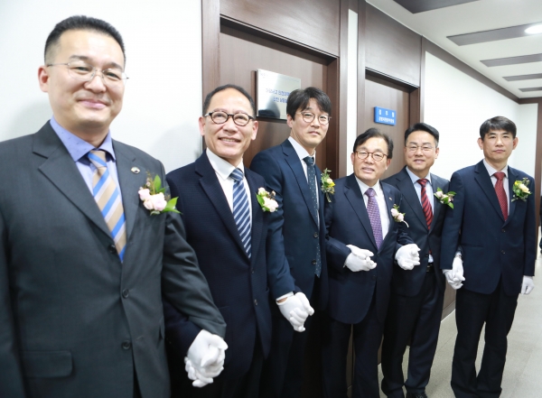 (좌→우) KOMSA 이문규 운항본부장, 인천해양심판원 김철홍 원장, 해양수산부 해사안전정책과 한승현 국제해사팀장, 한국해운조합 이채익 이사장, 해경 송영구 해양오염방제국장, KR 강정석 서울지부장