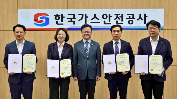 (왼쪽부터 세번째) 한국가스안전공사 임찬기 상임감사가 반부패 조직건전성 종합평가에서 우수한 성과를 낸 부서와 함께 기념촬영을 하고 있다.