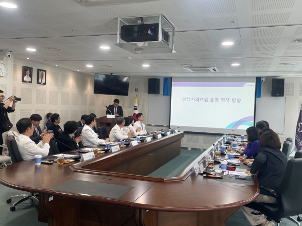 성남시 관계자가 21일 성남시의료원에서 열린 간담회에서 국회 연구단체를 대상으로 의료원의 대학병원 위탁 운영 필요성에 대해 설명하고 있다.