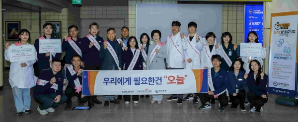 (4.18. 계산역, 공사 백보옥 영업본부장(가운데 왼쪽)과 한림병원 이정희 이사장(가운데 오른쪽) 등 임직원들이 단체사진을 찍는 모습).