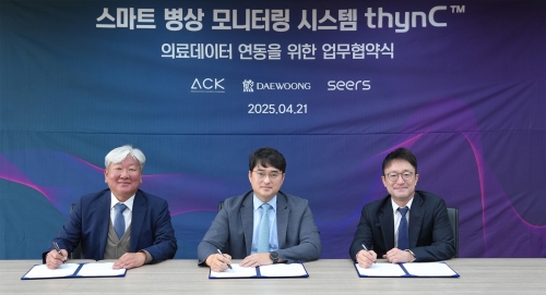 (왼쪽부터)조선주 ACK 대표, 이창재 대웅제약 대표, 이영신 씨어스테크놀로지 대표가 업무협약을 체결하고 있다.