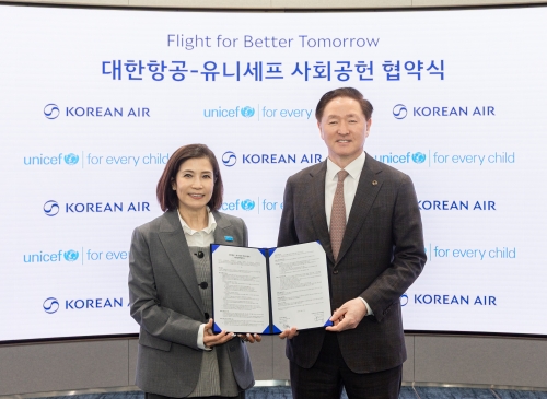 대한항공은 지난 21일 유니세프 한국위원회와 지구촌 어린이 지원을 위한 사회공헌 협약을 맺었다. 사진은 협약식에 참석한 우기홍 대한항공 부회장(오른쪽)이 조미진 유니세프 한국위원회 사무총장(왼쪽)과 기념사진을 촬영하는 모습