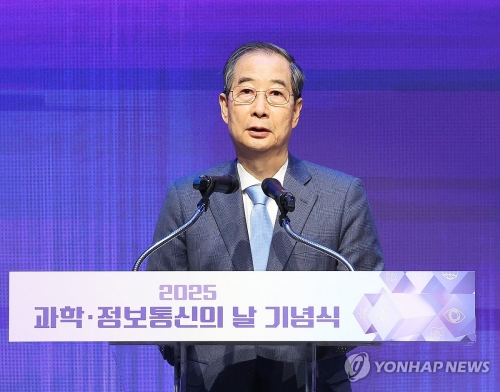 한덕수 대통령 권한대행 국무총리가 21일 서울 강남구 한국과학기술회관에서 열린 '2025년 과학·정보통신의 날 기념식'에서 기념사를 하고 있다.