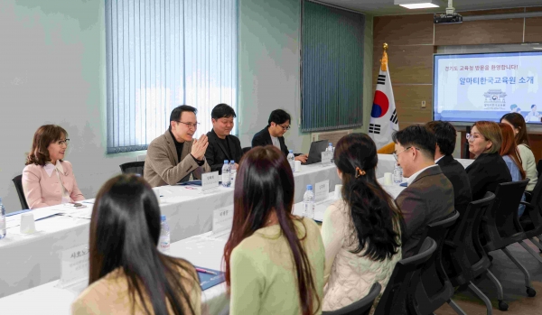 임태희 경기도교육감이 4월 22일 카자흐스탄 알마티 한국교육원에서 '경기한국어랭귀지스쿨(KSL)'에 대해 이야기를 나누고 있다.