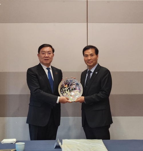 왼쪽부터) 왕 펑 차오 청두시장, 인천시 황효진 글로벌도시정무부시장