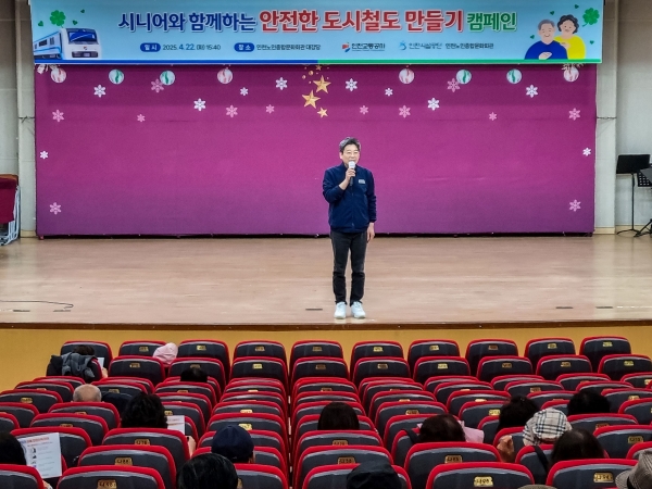인천교통공사 이영권 역무사업소장이 안전수칙을 안내 하는 모습.
