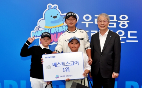 시상식에 참석한 임종룡 우리금융그룹 회장(사진 맨 오른쪽)이 1위 팀과 기념촬영을 하고 있다. [사진=우리금융]