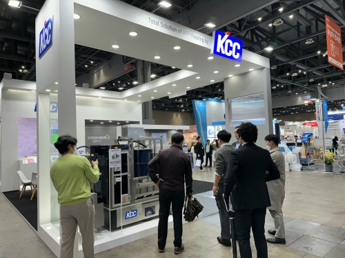 ▲ KCC 물류로봇 전용 바닥재 토털 솔루션과 도장 로봇 스마트캔버스를 소개하는 킨텍스 KCC 부스 현장 [사진= KCC 제공]