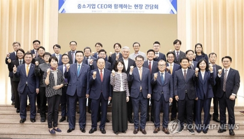 안양과천상공회의소에서 열린 중소기업 현장 간담회에서 김성태 IBK기업은행장이 중소기업 대표들과 대화 하고 있다. [사진=IBK기업은행]