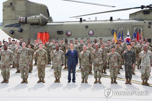 한덕수 대통령 권한대행 국무총리가 23일 경기도 평택 캠프 험프리스 한미연합사령부를 방문해 한미 군 장병들과 기념촬영을 하고 있다.