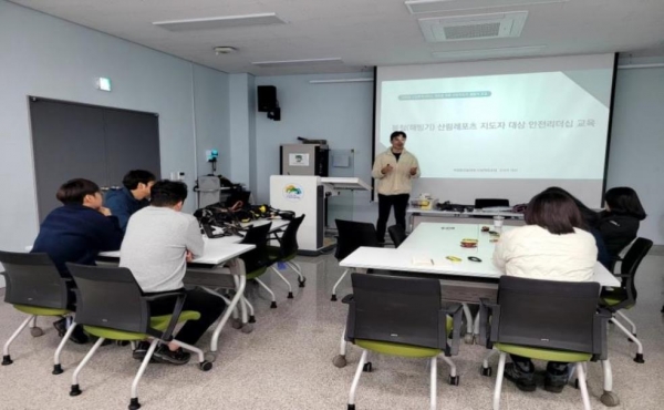 23일 강원도 춘천시 신북읍 국립춘천숲체원 해봄실에서 산림레포츠팀 강재우 대리가 산림레포츠지도자를 대상으로 안전리더십 교육을 실시하고 있다. (사진제공=한국산림복지진흥원 국립춘천숲체원)