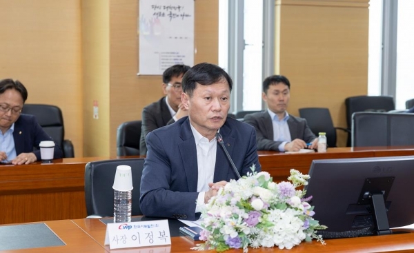 한국서부발전은 22일 지구의 날을 맞아 충남 태안 본사에서 주요 협력기업과 '에너지 저소비·고효율 구조 대전환 선언식'을 개최했다. 사진은 이정복 서부발전 사장이 인사말을 전하는 모습