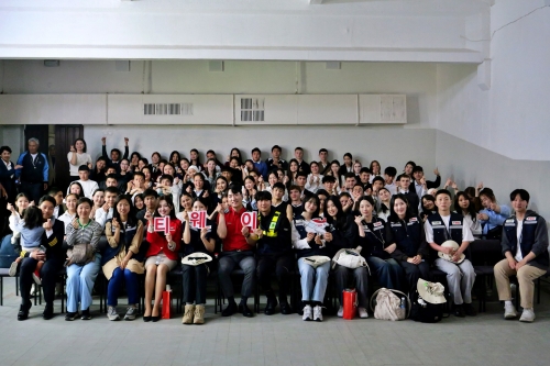 티웨이항공 임직원 자원봉사단이 지난 15일 키르기스스탄 비슈케크 지역에 위치한 '앗바시 학교'에서  교육 환경 개선 및 재능 기부 봉사활동 후 학생들과 함께 기념사진을 촬영 중이다.[사진=티웨이항공]