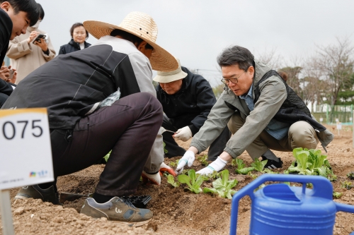 ▲ 정원오 성동구청장이 무지개텃밭에서 주민들과 경작하는 모습 [사진= 성동구 제공]
