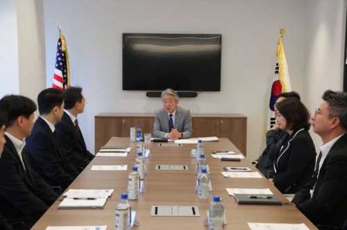 강호동 농협중앙회장은 23일(현지 시각) 미국 뉴욕 맨해튼에 위치한 농협은행 뉴욕지점을 방문해 직원들과 간담회를 실시하고 있다. [사진=농협금융지주]