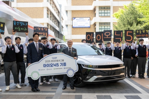 (왼쪽부터) 이혁노 현대차그룹 상무, 설세훈 서울시교육청 부교육감이 기념 촬영을 하는 모습