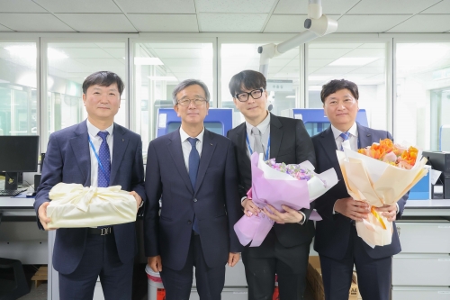 ▲ 말 DNA검사 시약 해외 수출 관련 칭찬간담회 직후 기념 사진. 왼쪽부터 유준동 소장, 정기환 회장, 최대하 과장, 강신욱 부장 [사진= 한국마사회 제공]