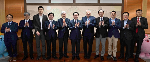 유정복 인천광역시장이 23일 시청 대접견실에서 김한중 차 의과대학교 이사장(왼쪽 다섯번째), 찰스 위너(Charles Wiener)) 존스홉킨스 대학교 국제의료 총장(왼쪽 일곱번째)을 접견하고 참석자들과 기념촬영을 하고 있다.