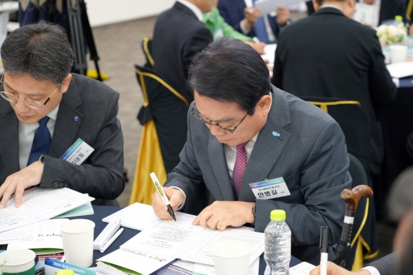 4월 24일 안병길 한국해양진흥공사 사장은 서울 서대문구 핀란드타워에서 개최된 '제22회 윤경 CEO서약식'에서 공식 서약을 진행하고 있다.