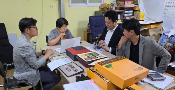 강원특별자치도 지식재산 첫걸음 사업으로 한국발명진흥회 강원지부 관계자와 참여기업 관계자가 IP(지식재산) 컨설팅을 진행하고 있다.
