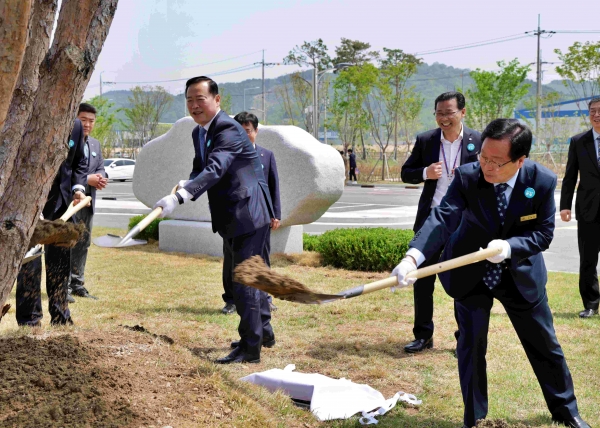 (왼쪽부터) 한국가스안전공사 박경국 사장과 완주군 유희태 군수가 수소용품검사인증센터 중앙정원에서 기념식수를 식재하였다.