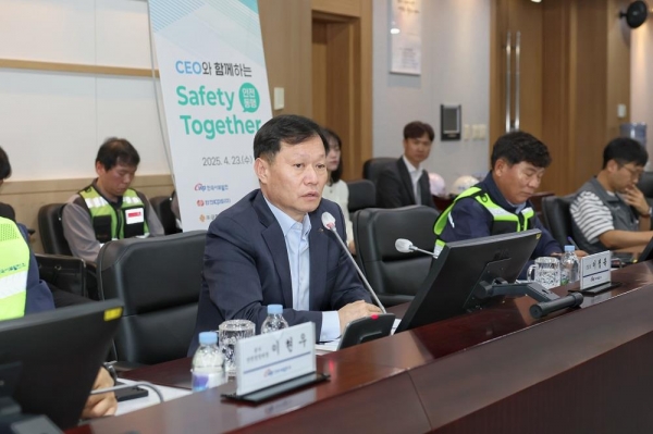 한국서부발전은 23일 충남 태안발전본부에서 '시이오(CEO)와 함께하는 안전동행' 행사를 개최했다.  이정복 서부발전 사장이 인사말을 전하는 모습