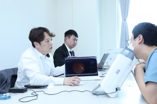 대웅제약 관계자가 AI 실명 질환 진단 보조 솔루션 '위스키(WISKY)'를 활용한 검사를 설명하고 있다.