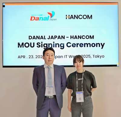 ▲ 한컴 김연수 대표(오른쪽)와 다날재팬 오오무라 리이치(왼쪽) 대표가 기념 사진을 촬영하고 있다. [사진= 한글과컴퓨터 제공]