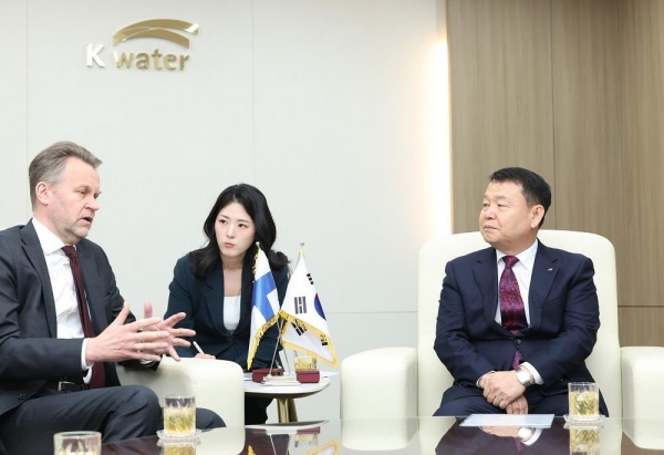 윤석대 한국수자원공사 사장(사진 오른쪽)이 4월 25일 경기도 과천 한강유역본부를 찾은 핀란드 안티 벤스카(Antti Vänskä) 우크라이나 재건 특사(사진 왼쪽)와 우크라이나 전후 재건사업에 대한 협력 방안을 논의하고 있다.