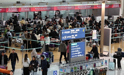 한국 여권 소지자의 중국 무비자 방문이 가능해진 지난해 11월 8일 오전 인천국제공항 제1여객터미널 출국장 중국행 항공편 카운터가 여행객 등으로 붐비고 있다.
