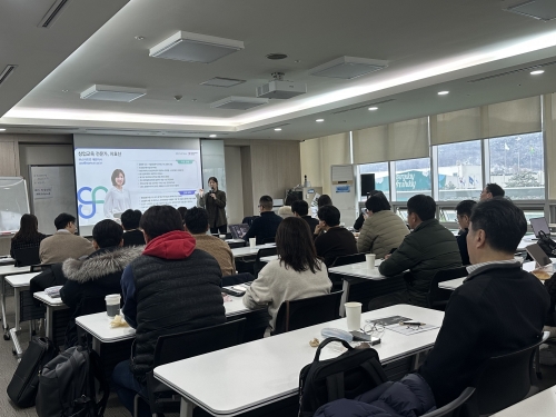 KOTRA(사장 강경성)는 국내 혁신 서비스 기업의 외국인 투자유치를 지원하기 위해 4월 22일부터 25일까지 '서비스산업 투자위크'를 개최했다. 지난 3월 18일, 참가 국내기업이 모여 IR 자료 작성 교육을 수강하고 있다.