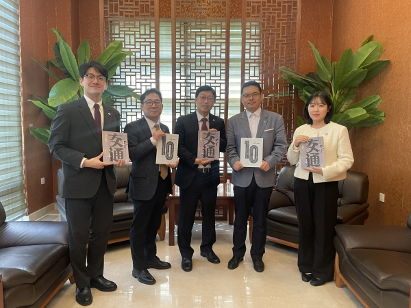 인천지창 제작진이 25일 탕량 주한중국대사관 참사관과 인천지창 창간 10주년 기념 축하 간담회를 가졌다 (왼쪽에서 네 번째 탕량 참사관)