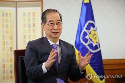 한덕수 대통령 권한대행 국무총리가 지난 4월 17일 정부서울청사에서 영국 일간 파이낸셜타임스(FT)와 인터뷰를 하고 있다.