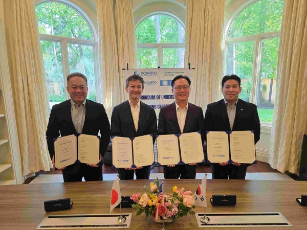 한국중부발전, 스미토모 USA, KOMIPO America, PPH 관계자들이 협약 체결 후 기념촬영을 하고 있다.