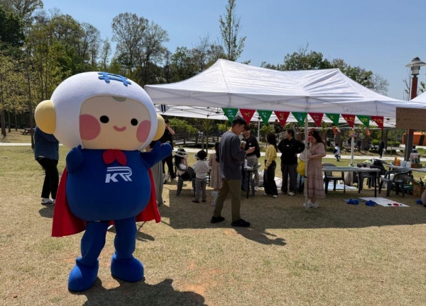 국가철도공단 강원본부 직원들이 26일 강원도 원주시 원주문화원에서 열린 2025년 기후변화주간 행사 '지구야 사랑해'에 참여하고 있다.