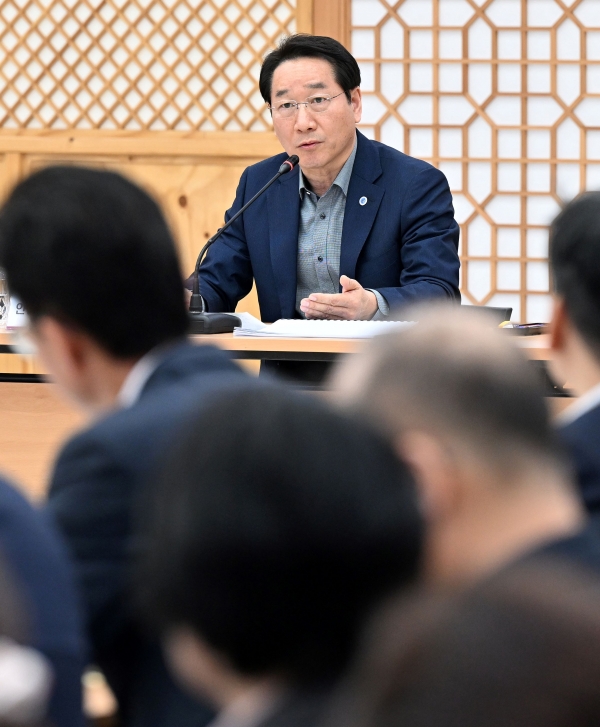 유정복 인천광역시장이 28일 시청 대회의실에서 열린 '2025년 4월 확대간부회의'에서 참석자들과 토론을 하고 있다.